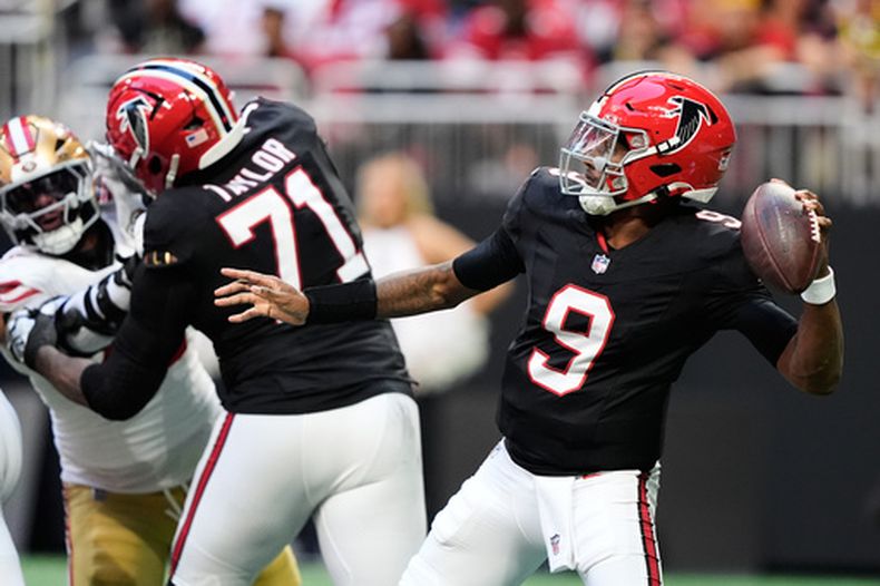 El quarterback de los Falcons de Atlanta Michael Penix Jr. lanza un pase en el encuentro ante los 49ers de San Francisco el domingo 25 de octubre del 2026. (AP Foto/Brynn Anderson)