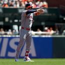 Mike Trout de los Angelinos de Los Ángeles hace un gesto a sus compañeros tras su doble en la primera entrada ante los Gigantes de San Francisco el domingo 26 de julio del 2026. (AP Foto/Jed Jacobsohn)