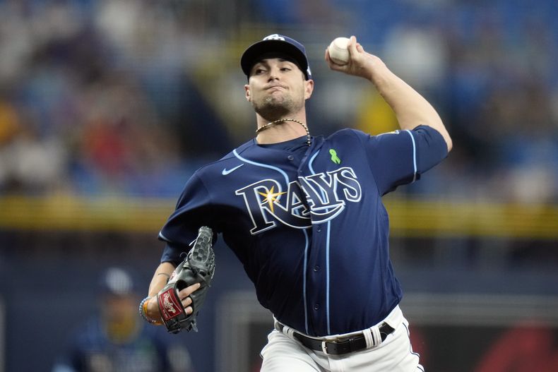 Shane McClanahan, abridor de los Rays de Tampa Bey, hace un lanzamiento ante los Piratas de Pittsburgh, en el encuentro del miércoles 3 de mayo de 2023 (AP Foto/Chris OMeara)