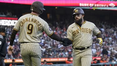 Jake Cronenworth, de los Padres de San Diego, festeja con el venezolano Rougned Odor, después de que ambos anotaron en el juego del 19 de junio de 2023, ante los Gigantes de San Francisco (AP Foto/Jeff Chiu)