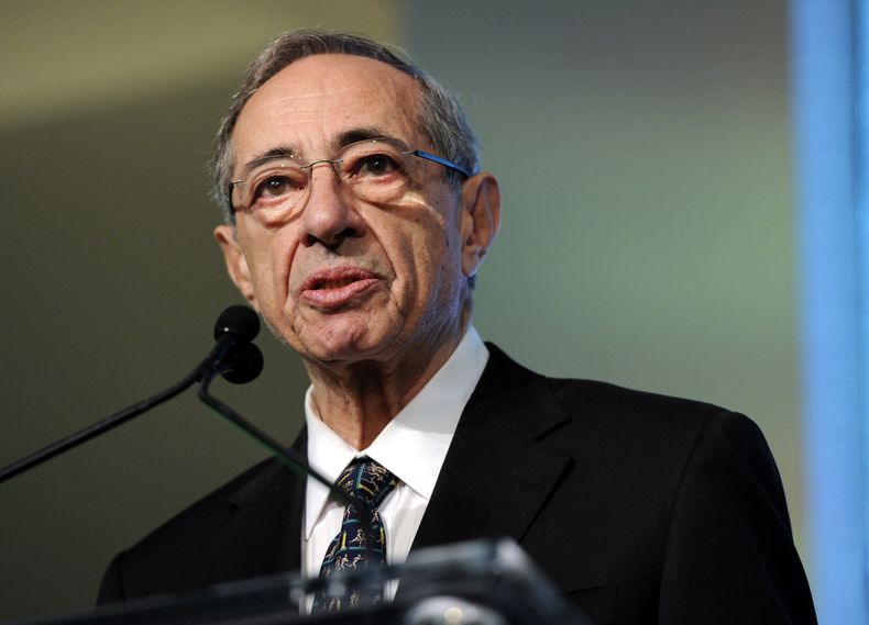 El exgobernador de Nueva York, Mario Cuomo, pronuncia un discurso durante la entrega de los premios Game Changers en el complejo Skylight Soho en Nueva York, el 18 de octubre de 2011. Mario Cuomo, de 82 a&ntilde;os, padre del actual gobernador Andrew Cuom