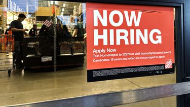 ARCHIVO - Un anuncio de contratación se exhibe en una tienda minorista en Mount Prospect, Illinois, el sábado 2 de noviembre de 2024. (AP Foto/Nam Y. Huh, archivo)