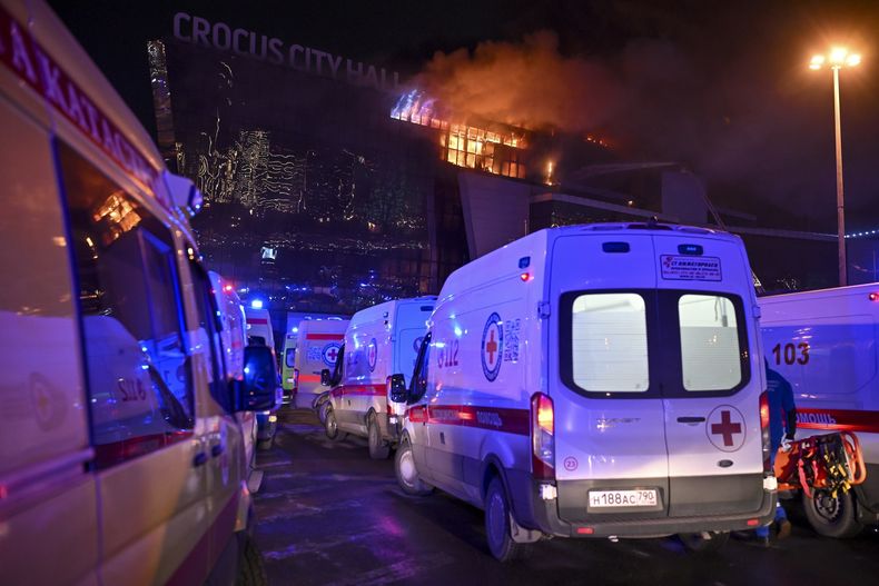 Ambulancias estacionadas cerca del Crocus City Hall, el 22 de marzo de 2024, en el extremo occidental de Moscú, Rusia. (AP Foto/Dmitry Serebryakov)