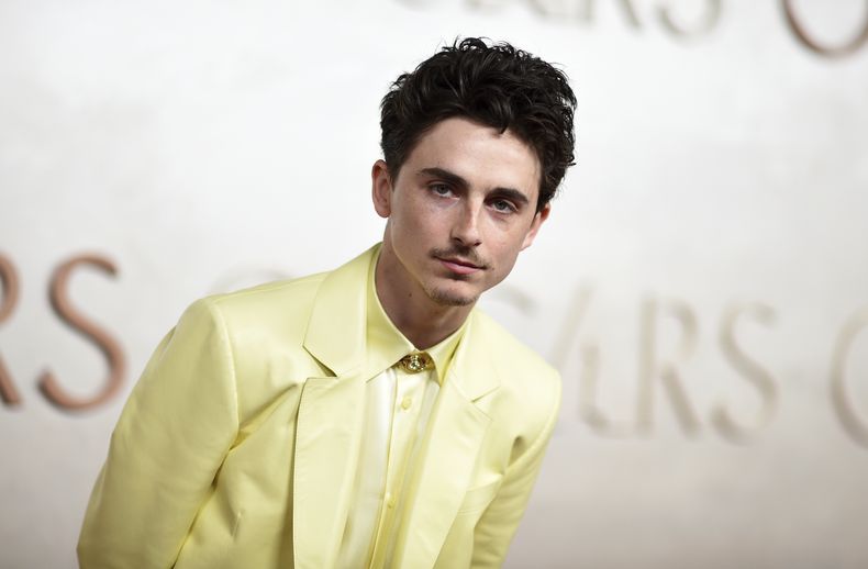 Timothee Chalamet llega a los Premios Oscar, el 2 de marzo de 2025, en el Teatro Dolby, en Los Angeles. (Foto, Richard Shotwell/Invision/AP)