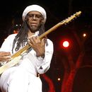 ARCHIVO - El guitarrista Nile Rodgers de Chic se presenta en el Festival de Jazz de los 5 Continentes, en Marsella, Francia, el 20 de julio de 2013. Rodgers, compositor estadounidense y cofundador de la influyente banda de música disco de la década de 1970 Chic, y el compositor y director de orquesta finlandés Esa-Pekka Salonen ganaron el Premio Polar de Música 2024, anunció el jurado el 12 de marzo de 2024. (Foto AP/Claude Paris, file)