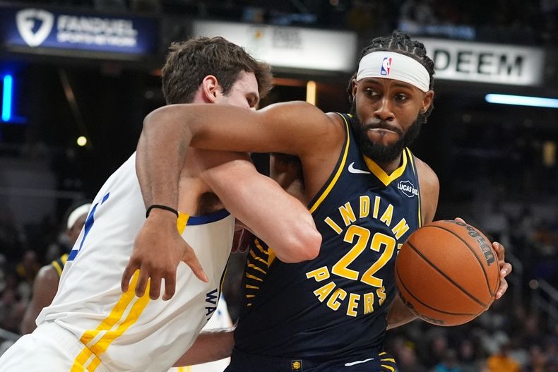Isaiah Jackson (22), delantero de los Pacers de Indiana, va hacia la canasta contra Quinten Post (21), de los Warriors de Golden State, durante la segunda mitad de un juego de baloncesto de la NBA, el sábado 1 de noviembre de 2025, en Indianápolis. (AP Photo/Darron Cummings)