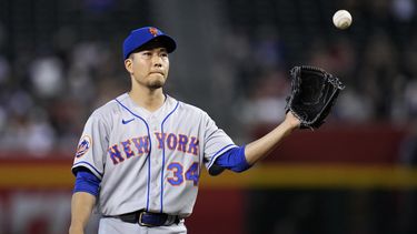 El abridor de los Mets de Nueva York Kodai Senga en el primer episodio del partido ante los Diamondbacks de Arizona, el miércoles 5 de julio de 2023, en Phoenix. (AP Foto/Ross D. Franklin)