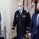 El presidente Joe Biden llega acompañado del capitán Larry Taylor, un piloto del Ejército en la Guerra de Vietnam que arriesgó su vida para rescatar a un equipo de reconocimiento que estaba a punto de ser arrasado por el enemigo, para premiarlo con la Medalla de Honor, durante una ceremonia el martes 5 de septiembre de 2023, en la Casa Blanca, en Washington. (AP Foto/Jacquelyn Martin)