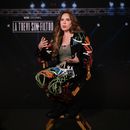 La cantante mexicana Gloria Trevi da una entrevista en el estreno de su documental La Trevi: sin filtro en la Ciudad de México, el martes 21 de octubre de 2025. (Foto AP/Claudia Rosel)
