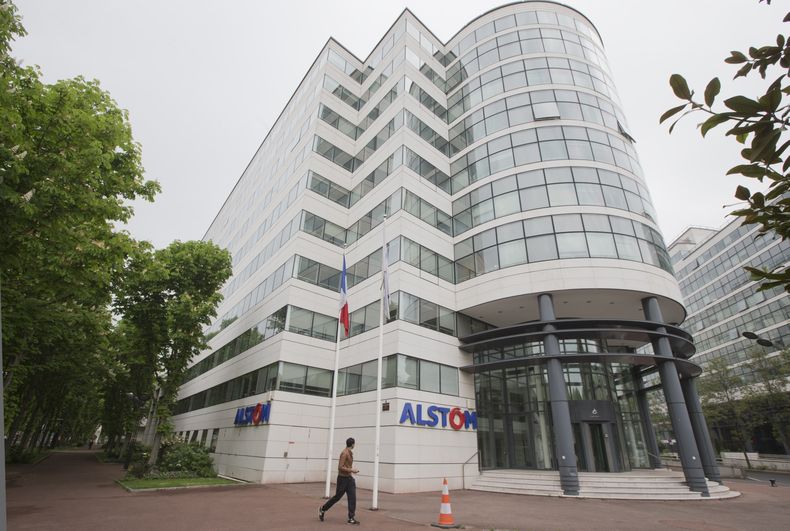 Un hombre camina frente a la sede de la compa&ntilde;&iacute;a Alstom, l&iacute;der mundial en fabricaci&oacute;n de partes para trenes, en las afueras de Par&iacute;s el jueves 24 de abril de 2014.  (Foto de AP/Jacques Brinon)
