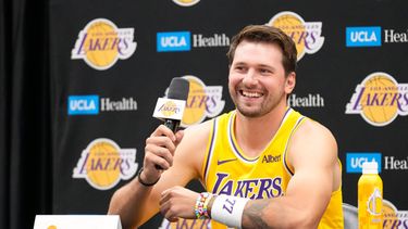 El base de los Lakers de Los Ángeles, Luka Doncic, gesticula mientras habla con los medios durante el día de medios el 28 de septiembre de 2026 en El Segundo, California. (Foto AP/Mark J. Terrill)