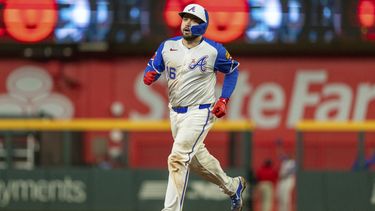 Travis dArnaud, de los Bravos de Atlanta, recorre las bases luego de conseguir un jonrón que significó el triunfo sobre los Reales de Kansas City, el sábado 28 de septiembre de 2024 (AP Foto/Jason Allen)