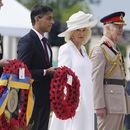 El primer ministro Rishi Sunak, la reina Camilla, el rey Carlos III, el presidente de Francia Emmanuel Macron y Brigitte Macron durante la colocación de una ofrenda floral en el evento conmemorativo nacional del Reino Unido por el 80º aniversario del Día D, celebrado en el Memorial Británico de Normandía en Ver-sur- Mer, Normandía, Francia, jueves 6 de junio de 2024. (Gareth Fuller, Pool Photo vía AP)
