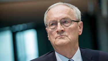 August Hanning, expresidente del Servicio Federal de Inteligencia alemán (BND) comparece ante un comité investigador en el parlamento alemán, el Bundestag, en Berlín, el 1 de octubre de 2015. (Michael Kappeler/dpa via AP)