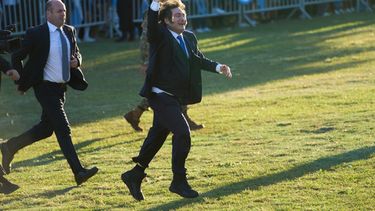El presidente argentino Javier Milei corre en un campo durante una concentración en San Lorenzo, el sábado 7 de febrero de 2026 (AP Foto/Rodrigo Abd)
