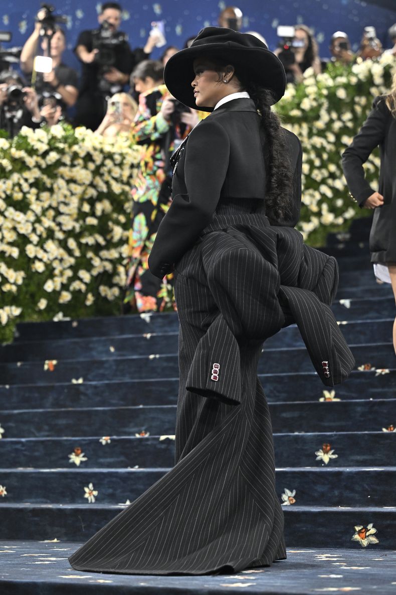 Rihanna asiste a la gala benéfica del Instituto del Vestido del Museo Metropolitano de Arte que celebra la inauguración de la exposición Superfine: Tailoring Black Style el lunes 5 de mayo de 2025, en Nueva York. (Foto Evan Agostini/Invision/AP)
