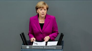 americateve | La canciller alemana Angela Merkel antes de dar un mensaje ante el Bundestag o Parlamento alem&aacute;n, en Berl&iacute;n, el mi&eacute;rcoles 4 de junio de 2014. (Foto AP/Markus Schreiber)