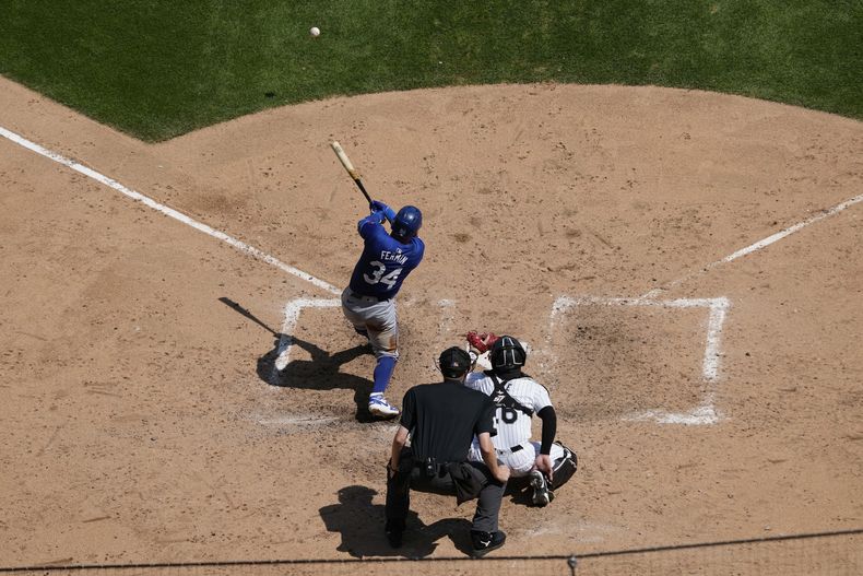 El venezolano Freddy Fermín, de los Reales de Kansas City, conecta un sencillo en el juego del miércoles 31 de julio de 2024, ante los Medias Blancas de Chicago (AP Foto/Nam Y. Huh)