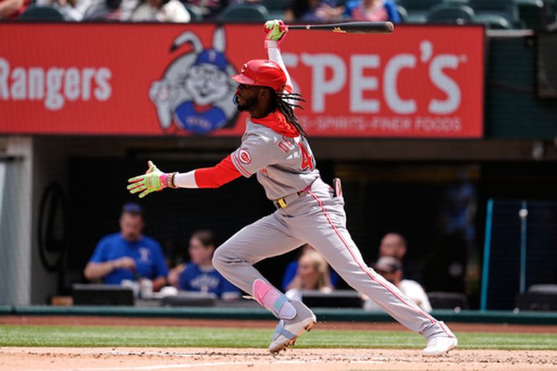 Elly de la Cruz, de los Rojos de Cincinnati, sigue el vuelo de la pelota de un sencillo frente a Jack Leiter, de los Rangers de Texas, en la cuarta entrada del juego de béisbol de Grandes Ligas del domingo 5 de abril de 2026, en Arlington, Texas. (AP Foto/Tony Gutierrez)
