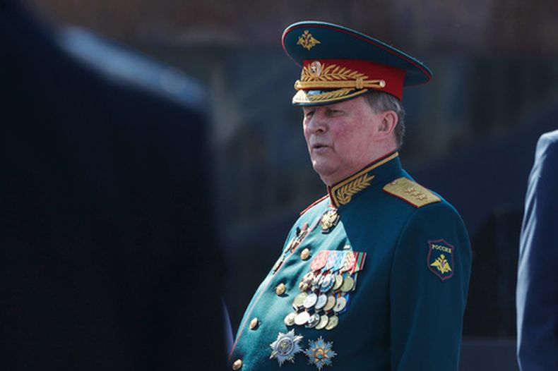 ARCHIVO - Sergei Ivanov, representante especial de Rusia para la protección del medio ambiente y el transporte, asiste a un desfile militar del Día de la Victoria que conmemora el 75to aniversario de la derrota nazi en la Segunda Guerra Mundial, en la Plaza Roja de Moscú, Rusia, el miércoles 24 de junio de 2020. (Foto AP/Pavel Golovkin, Pool, archivo)