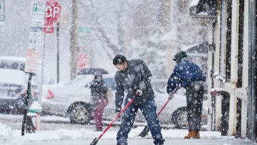ARCHIVO - Personas limpian una acera durante una tormenta de nieve en Filadelfia, el 13 de febrero de 2024. (AP Foto/Matt Rourke, Archivo)