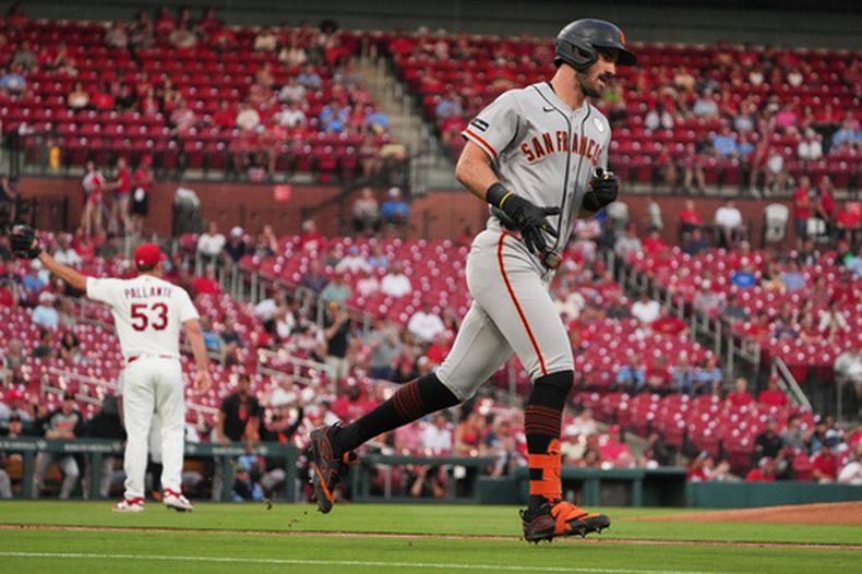 Bryce Eldridge de los Gigantes de San Francisco corre las bases tras batear un jonrón de dos carreras en la primera entrada ante el abridor de los Cardenales de San Luis Andre Pallante el martes 15 de septiembre del 2026. (AP Foto/Jeff Roberson)