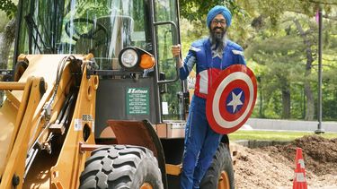 Vishavjit Singh, que informa a los jóvenes sobre el sijismo mediante su personaje del Capitán América Sij, posa para una foto con su disfraz en el Riverbank State Park, en el vecindario de Harlem de Nueva york, el viernes 30 de mayo de 2025. (AP Foto/Richard Drew)