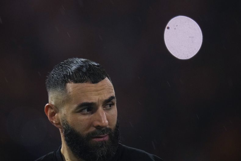 ARCHIVO - El delantero de Al Ittihad Karim Benzema previo al partido contra Auckland City FC en el Mundial de Clubes, el martes 12 de diciembre de 2023, en Yeda, Arabia Saudí. (AP Foto/Manu Fernández)
