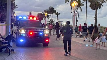 Policías atienden reportes de disparos cerca del malecón de Hollywood Beach en Hollywood, Florida, el lunes 29 de mayo de 2023. (Mike Stocker/South Florida Sun-Sentinel vía AP)