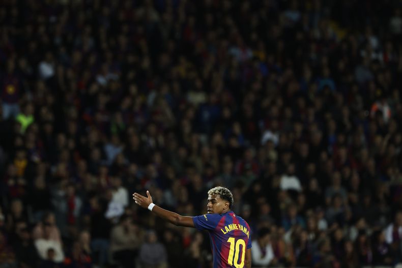 Lamine Yamal del Barcelona durante el partido contra Elche en la Liga española, el 2 de noviembre de 2025, en Barcelona. (AP Foto/Joan Monfort)