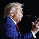 El expresidente Donald Trump habla en un mitin de campaña en Hialeah, Florida, el 8 de noviembre de 2023. (Foto AP/Lynne Sladky)