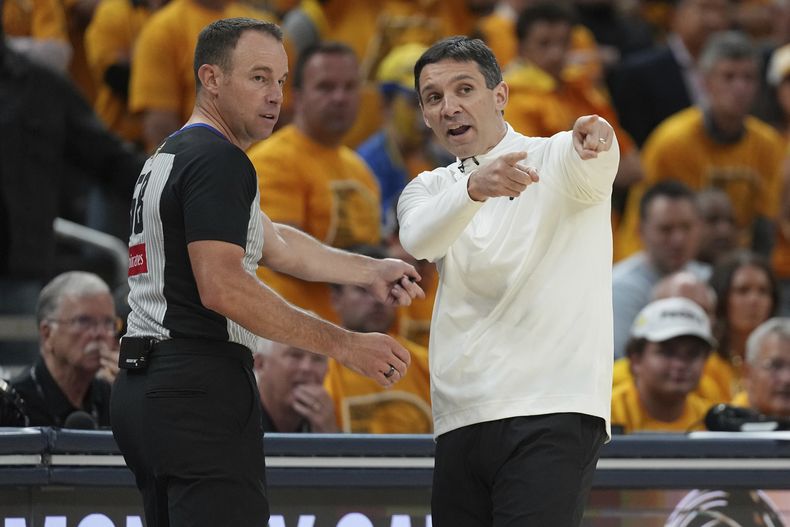 El entrenador en jefe del Oklahoma City Thunder, Mark Daigneault, reclama una decisión al árbitro durante la segunda mitad del Juego 4 de las Finales de la NBA contra los Indiana Pacers, el viernes 13 de junio de 2025, en Indianápolis. (Foto AP/Michael Conroy)