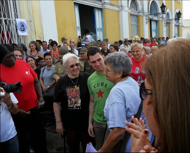 El "niño balsero" celebró sus 21 años en marcha por el regreso de los tres espías cubanos.