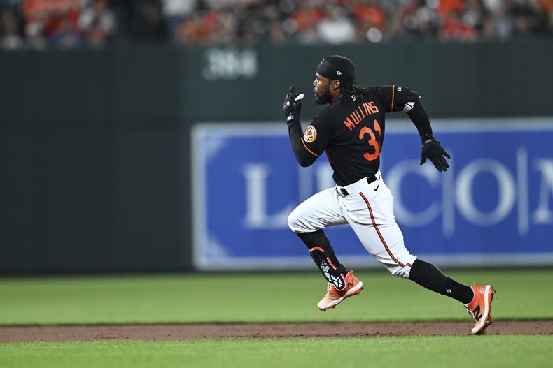 Cedric Mullins, de los Orioles de Baltimore, corre a tercera al conectar un triple ante los Piratas de Pittsburgh, en el encuentro del viernes 12 de mayo de 2023 (AP Foto/Gail Burton)