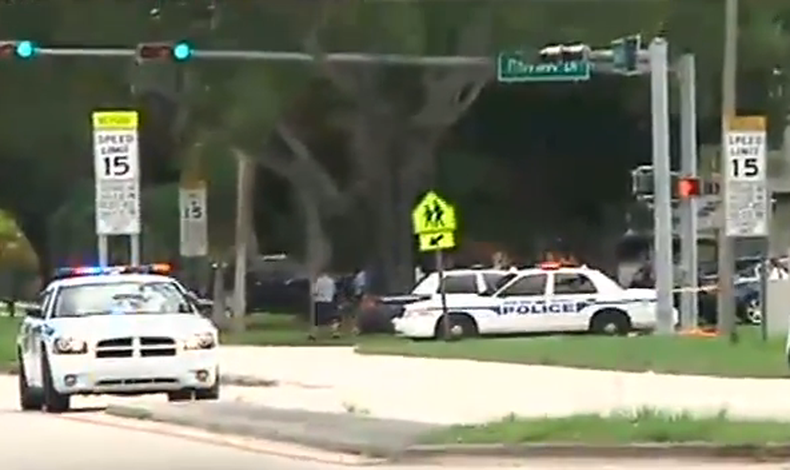 La presencia de un hombre armado que caminaba por los pasillos del plantel provocó que todos los alumnos fueran retenidos dentro de sus aulas de manera preventiva.