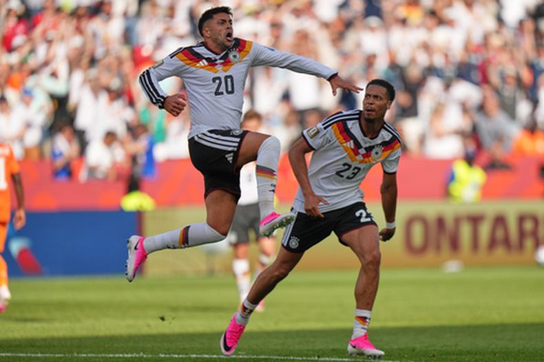 Nadiem Amiri, de Alemania, salta junto a su compañero deniz Undav, luego de anotar ante Costa de Marfil, el sábado 20 de junio de 2026 (AP Foto/Stephanie Scarbrough)