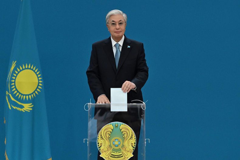 En esta fotografía difundida por la Oficina de Prensa de la Presidencia de Kazajistán, el presidente kazajo Kassym-Jomart Tokayev emite su voto en un colegio electoral en Astaná, Kazajstán, el domingo 23 de agosto de 2026. (Oficina de Prensa de la Presidencia de Kazajistán vía AP)