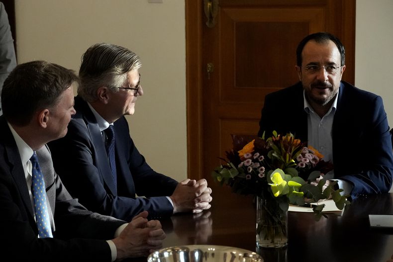 El subsecretario general de la ONU para operaciones de paz, Jean-Pierre Lacroix, centro, y el representante especial del secretario general en Chipre, Colin Stewart, conversan con el presidente chipriota Nikos Christodoulides en Nicosia, Chipre, miércoles 1 de noviembre de 2023. (AP Foto/Petros Karadjias)