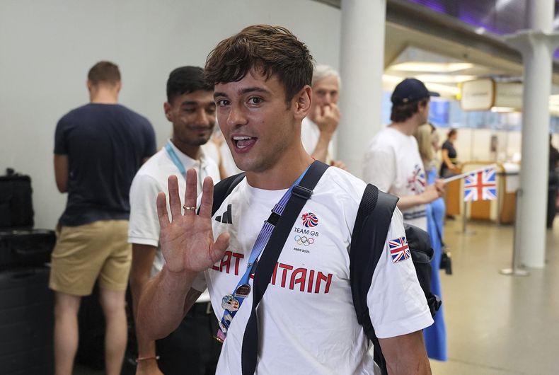 El británico Tom Daley llega en Eurostar a la estación internacional de tren de Londres St. Pancras después de competir en los Juegos Olímpicos de París 2024 en Francia, el lunes 12 de agosto de 2024. El cinco veces medallista olímpico Tom Daley ha anunciado su retiro de los clavados. (Jordan Pettitt/PA vía AP)