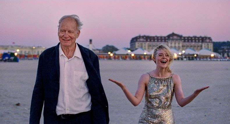 Esta imagen publicada por Neon muestra a Stellan Skarsgård, a la izquierda, y Elle Fanning en una escena de Sentimental Value. (Kasper Tuxen/Neon via AP)
