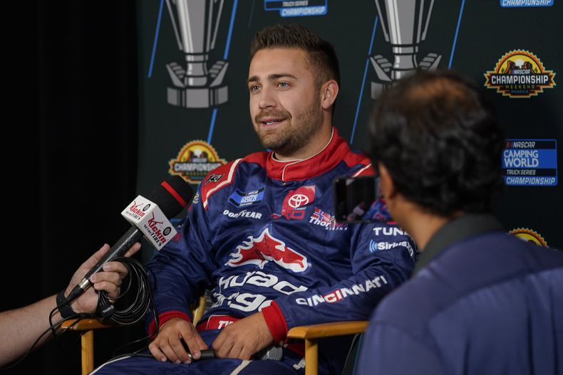 ARCHIVO - Ty Majeski, piloto de la Serie de CAmiones de la NASCAR, habla con la prensa el 3 de noviembre de 2022, en Phoenix (AP Foto/Matt York, archivo)