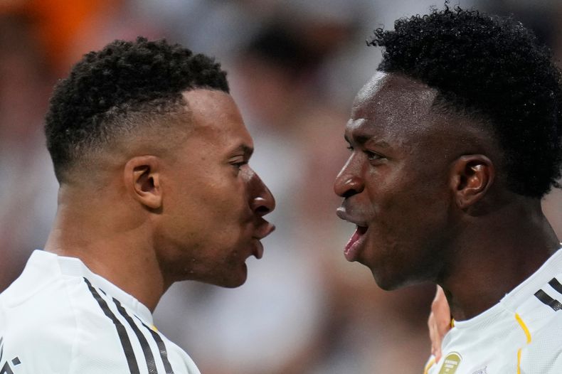 Vinícius Junior celebra con su compañero del Real Madrid Kylian Mbappe tras abrir el marcador en el encuentro de La Liga ante el Villarreal el sábado 4 de octubre del 2025. (AP Foto/Manu Fernandez)