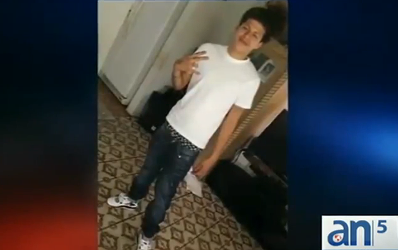 Un adolescente está hospitalizado tras ser atropellado por un auto mientras montaba su bicicleta y se encuentra grave.