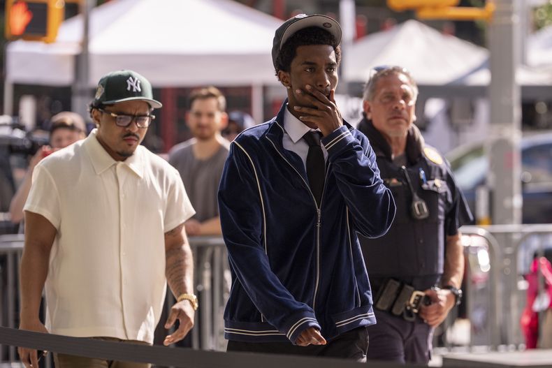 King Combs, a la derecha y Justin Dior, a la izquierda, hijos de Sean Combs, llegan a la corte el lunes 30 de junio de 2025, en Nueva York. (Foto AP/Yuki Iwamura)