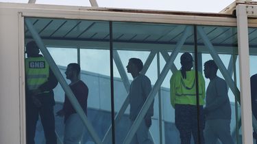 Migrantes venezolanos deportados de Estados Unidos llegan al Aeropuerto Internacional Simón Bolívar en Maiquetía, Venezuela, el domingo 30 de marzo de 2025. (AP Photo/Cristian Hernandez)