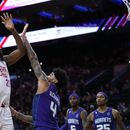 Embiid firma 53 puntos y 76ers supera por 131-113 a Hornets