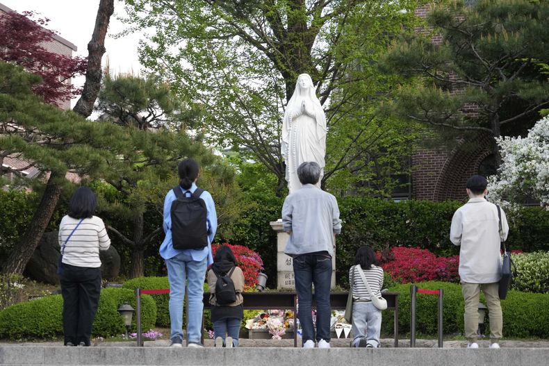 Creyentes católicos rezan tras la noticia de la muerte del papa Francisco en la catedral Myeongdong en Seúl, Corea del Sur, el lunes 21 de abril de 2025. (AP Foto/Ahn Young-joon)