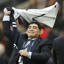 Maradona firma contrato para programa con Telesur