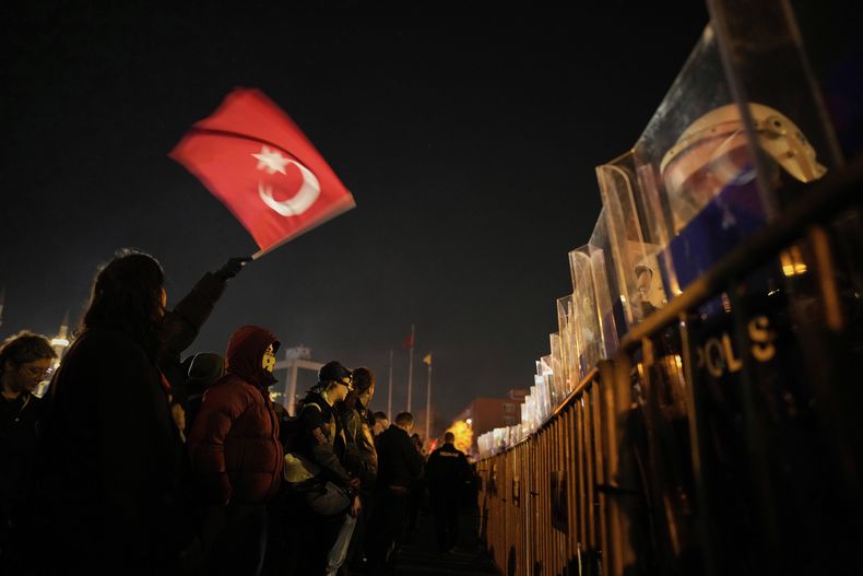 Un manifestante ondea una bandera turca durante una protesta contra el arresto del alcalde de Estambul, Ekrem Imamoglu, ante la corte de Caglayan en Estambul, Turquía, el sábado 22 de marzo de 2025. (AP Foto/Emrah Gurel)