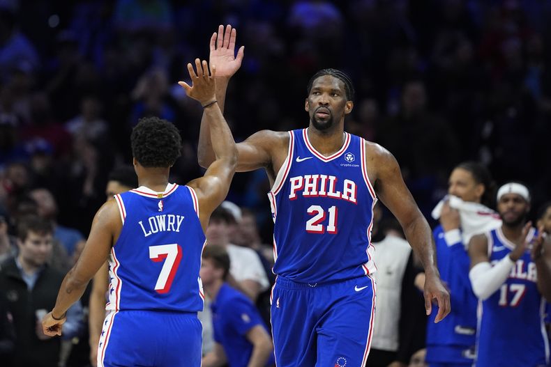 Joel Embiid, de los 76ers de Filadelfia, celebra con Kyle Lowry durante el encuentro del martes 2 de abril de 2024, ante el Thunder de Oklahoma City (AP foto/Matt Slocum)